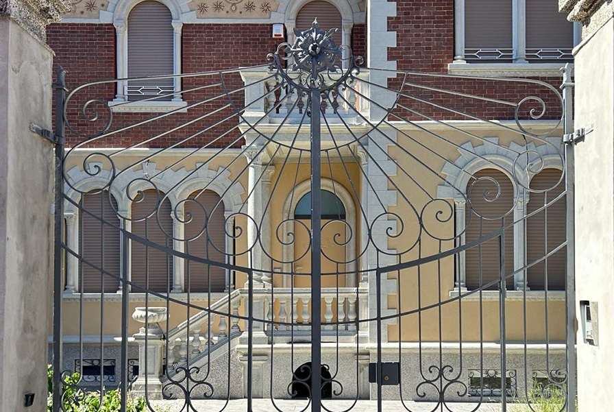 Cancello in ferro battuto a protezione di una villa d'epoca ristrutturata