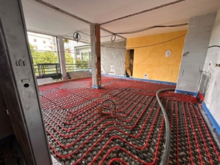 Foto lavori in corso e posa riscaldamento a pavimento di un appartamento in fase di trasformazione