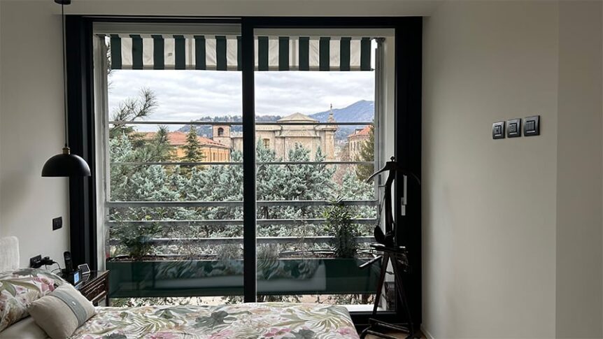 Foto della camera da letto di un appartamento riqualificato