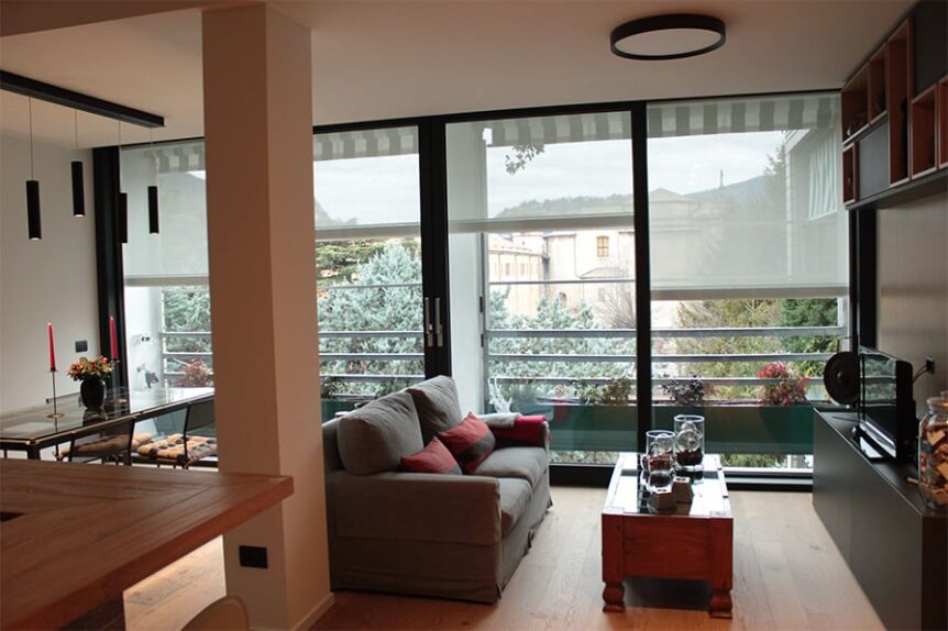 Foto del soggiorno di un appartamento riqualificato