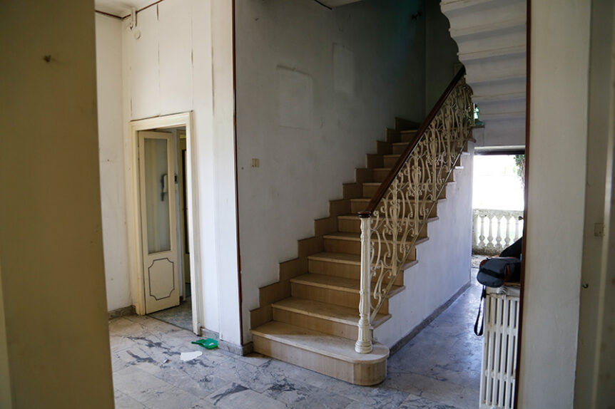 Foto dei lavori di ristrutturazione dell'anticamera con scala di una villa d'epoca