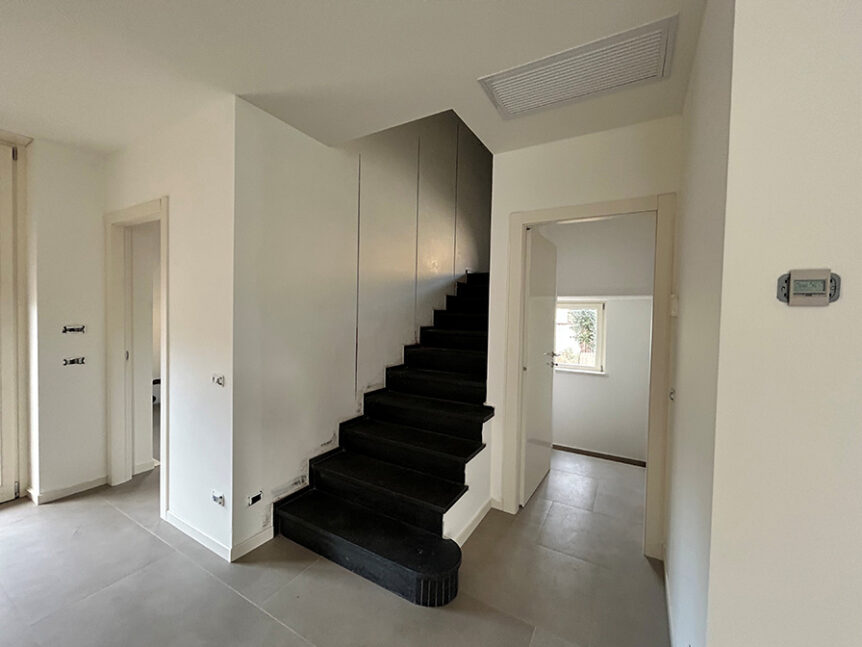 Foto dei lavori di ristrutturazione dell'anticamera con scala di una villa d'epoca