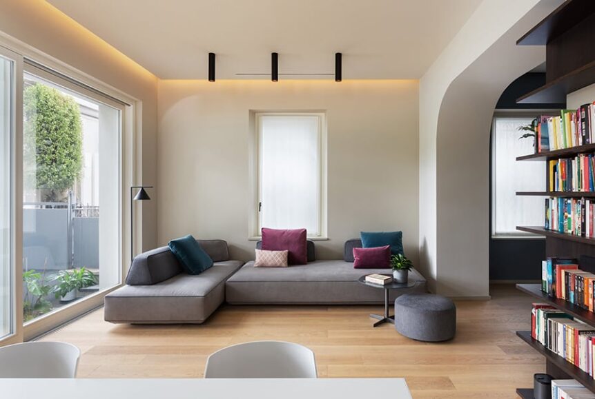 Foto salotto con grande vetrata sul giardino di villa storica ristrutturata